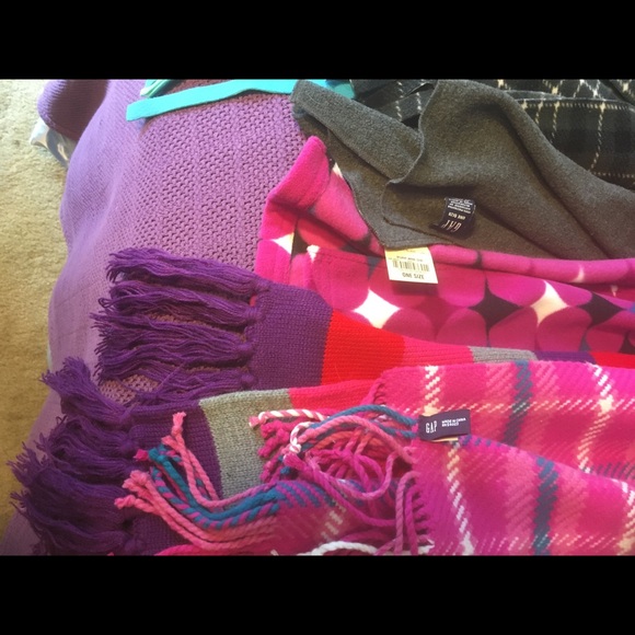 Women’s Scarves - Picture 3 of 6